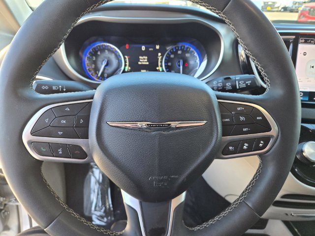 Used 2024 Chrysler Pacifica Touring-L FWD image 37