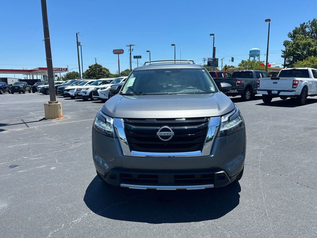 Used 2024 Nissan Pathfinder Platinum FWD image 2