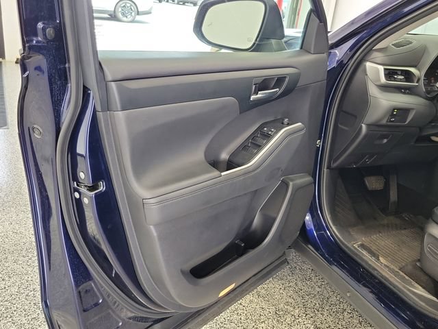 Used 2022 Toyota Highlander XLE AWD/4WD image 6