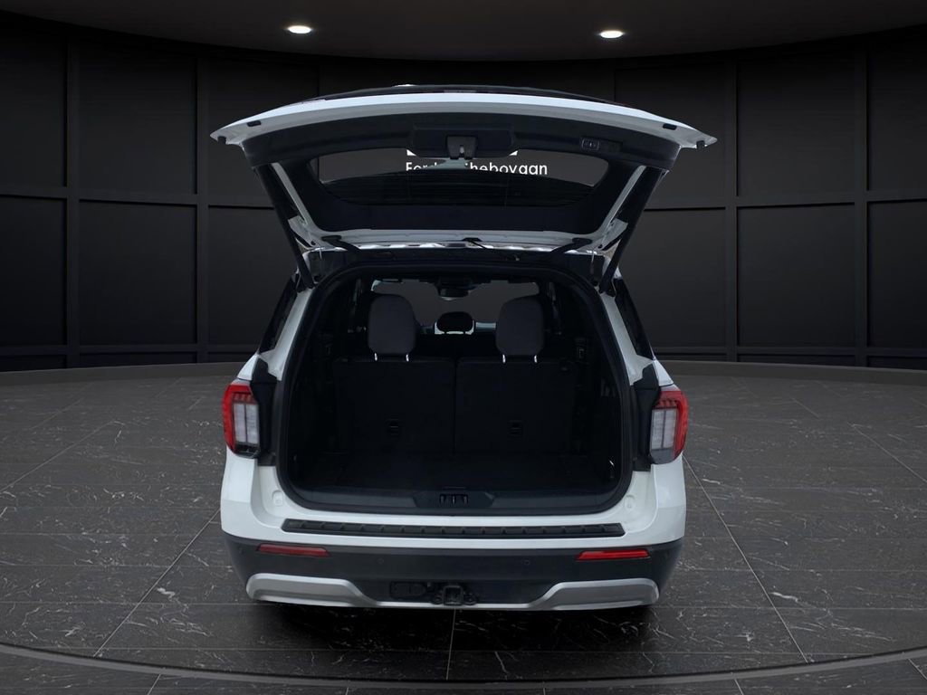 Certified 2025 Ford Explorer Platinum image 18