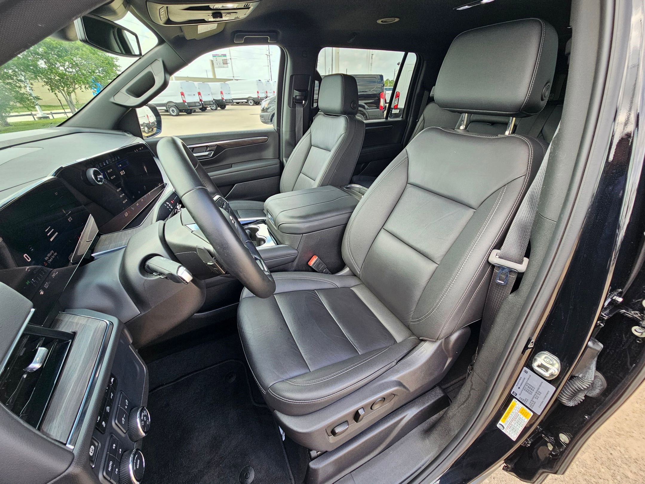 Used 2025 Chevrolet Suburban Z71 AWD/4WD image 17