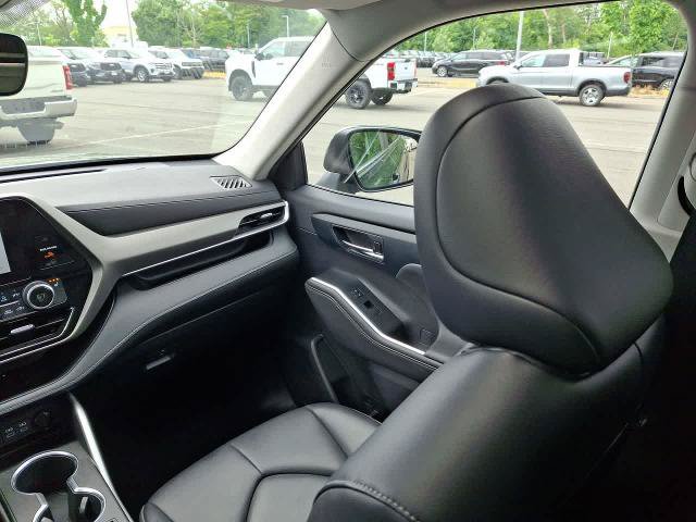 Used 2023 Toyota Highlander XLE AWD/4WD image 11