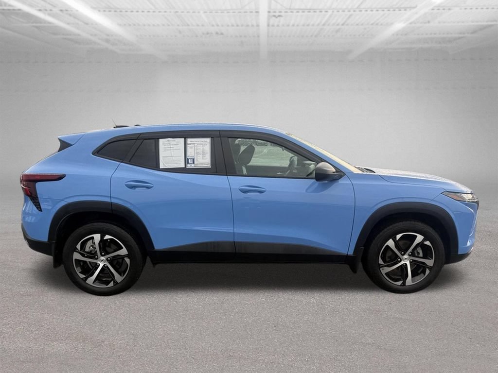 Used 2024 Chevrolet Trax RS FWD image 3