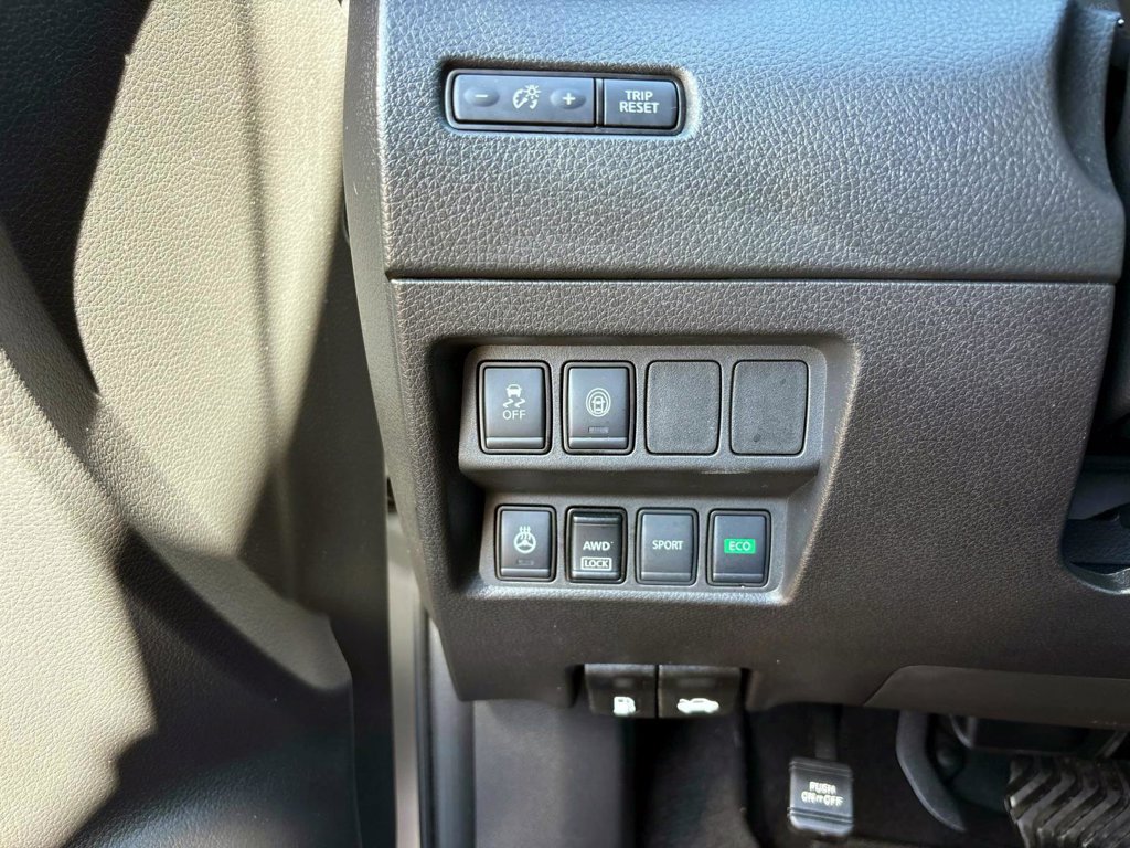 Used 2021 Nissan Rogue Sport SV AWD/4WD image 16