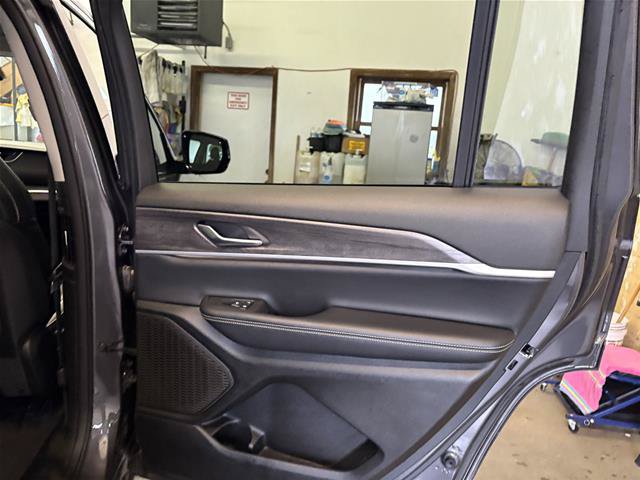 Used 2024 Jeep Grand Cherokee L Limited AWD/4WD image 33