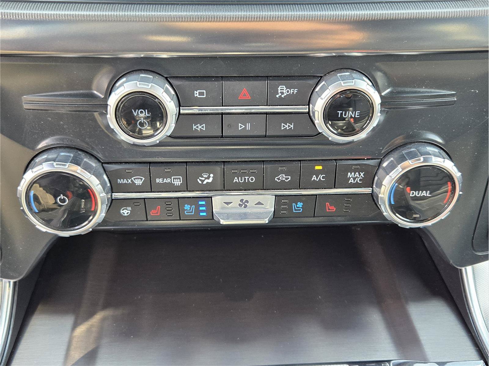 Certified 2025 Ford F150 Platinum w/ FX4 Off-Road Package AWD/4WD image 18
