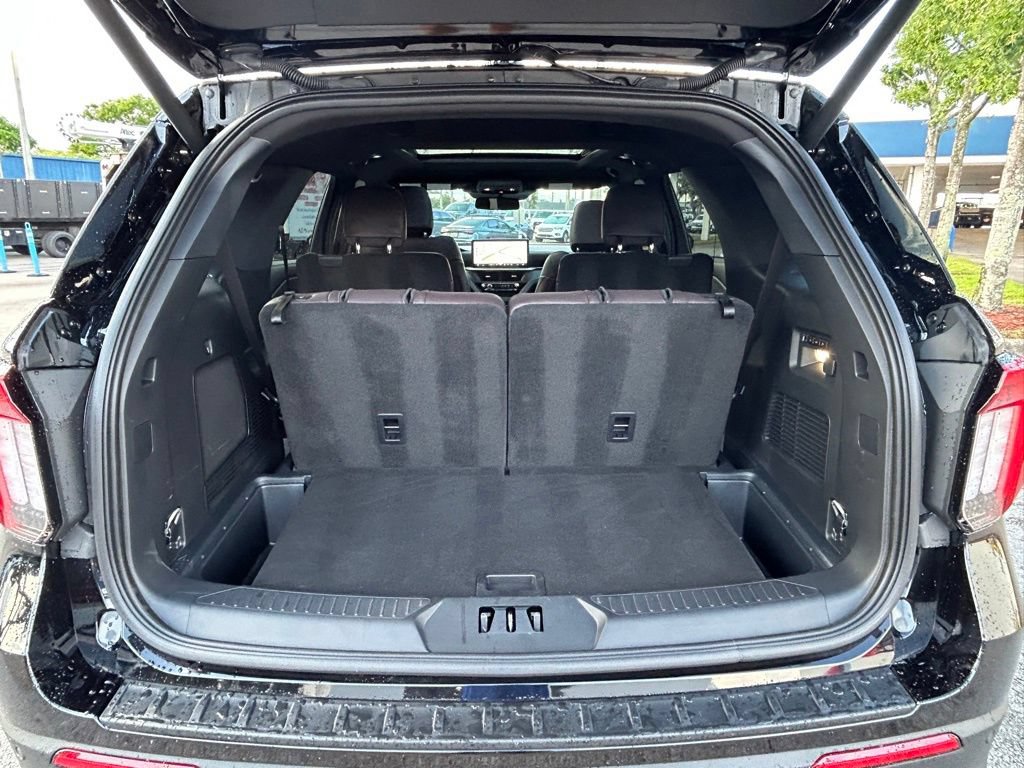 Certified 2025 Ford Explorer Platinum w/ Ultimate Package AWD/4WD image 34