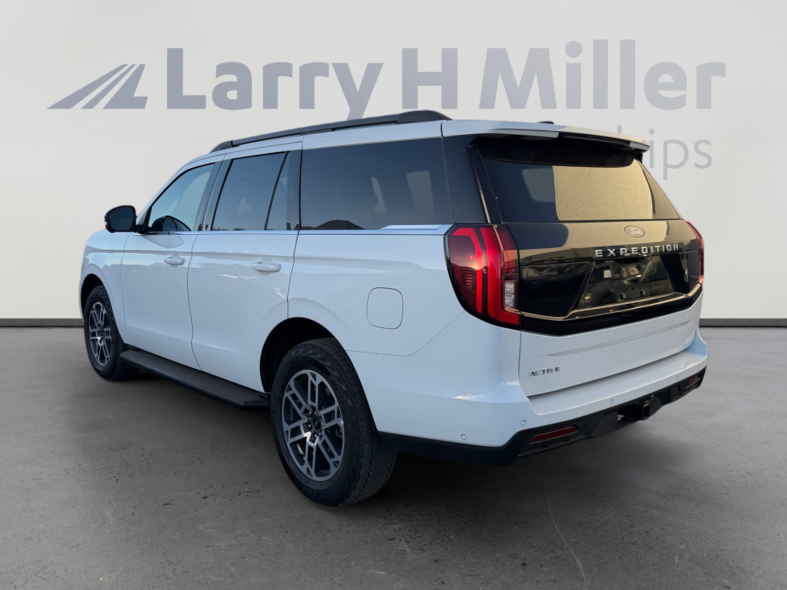Certified 2025 Ford Expedition Active AWD/4WD image 3