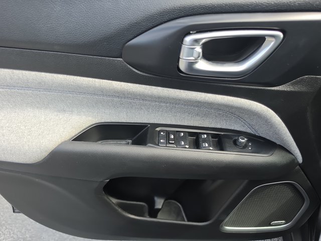 Used 2022 Jeep Compass Latitude w/ Sun and Sound Group FWD image 18