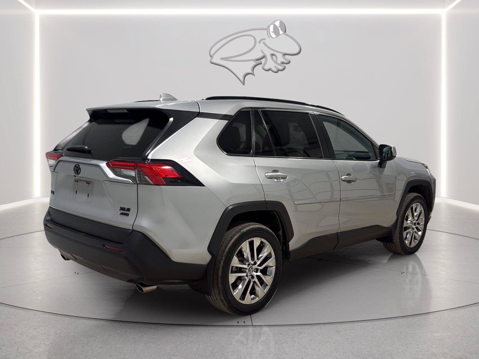 Used 2020 Toyota RAV4 XLE Premium AWD/4WD image 5