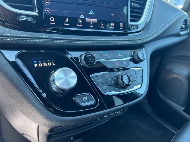 Used 2024 Chrysler Pacifica Limited FWD image 16