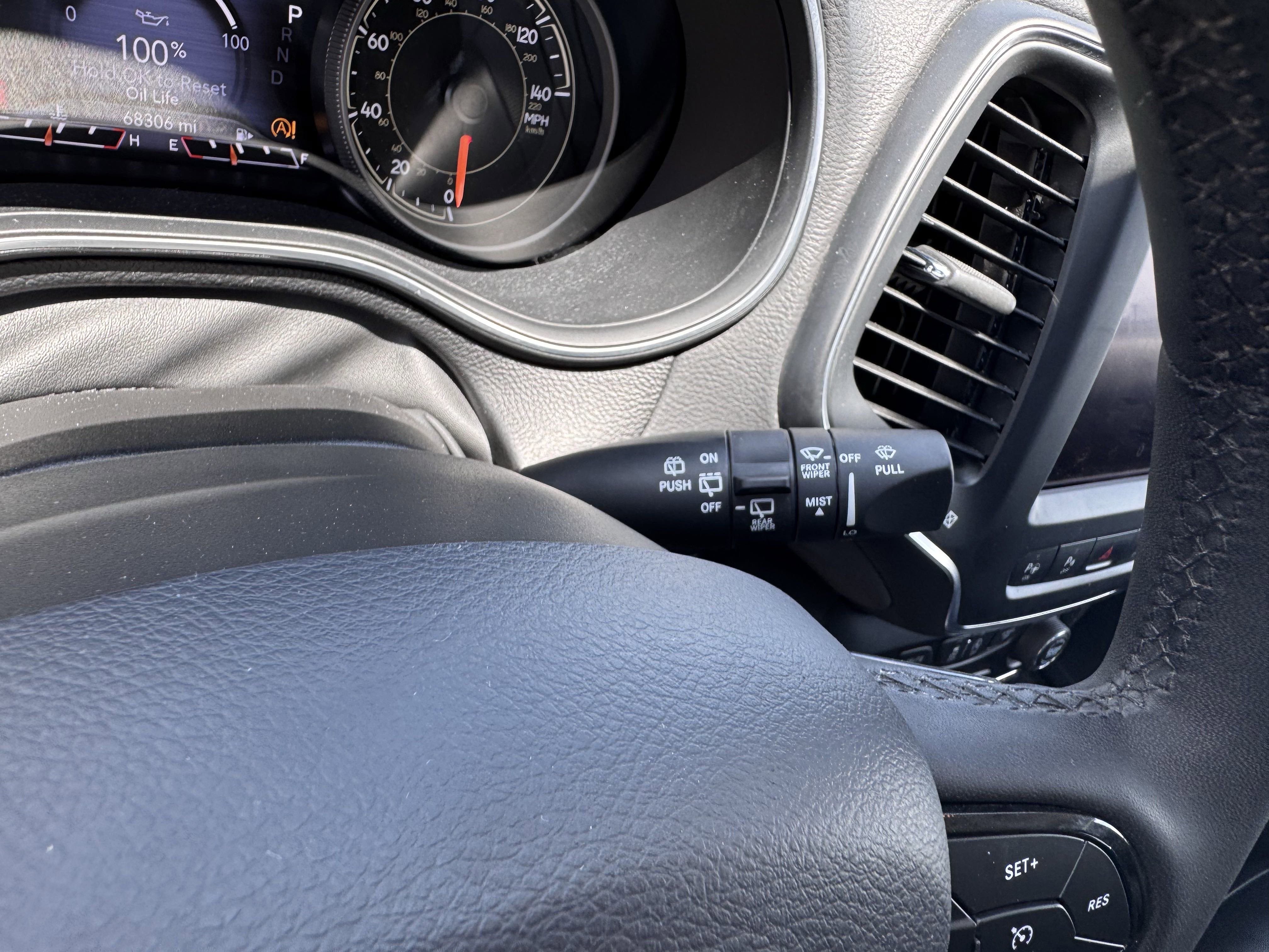 Used 2023 Jeep Cherokee Altitude Lux image 15