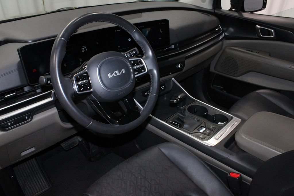 Used 2025 Kia Carnival FWD image 25