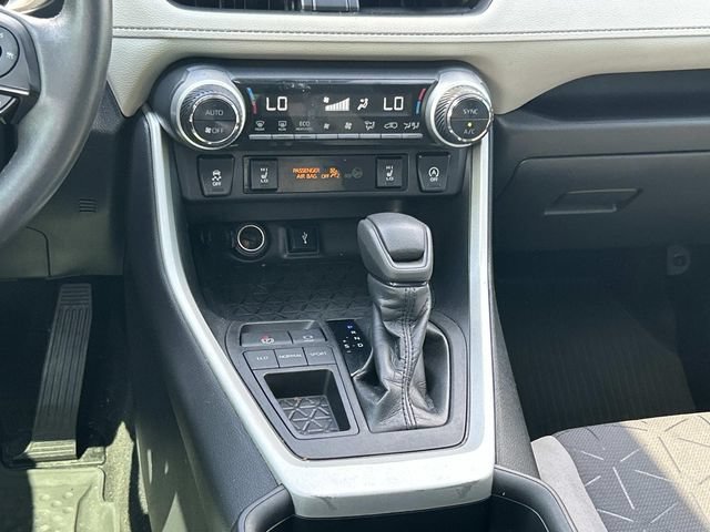 Used 2020 Toyota RAV4 XLE w/ Convenience Package FWD image 17