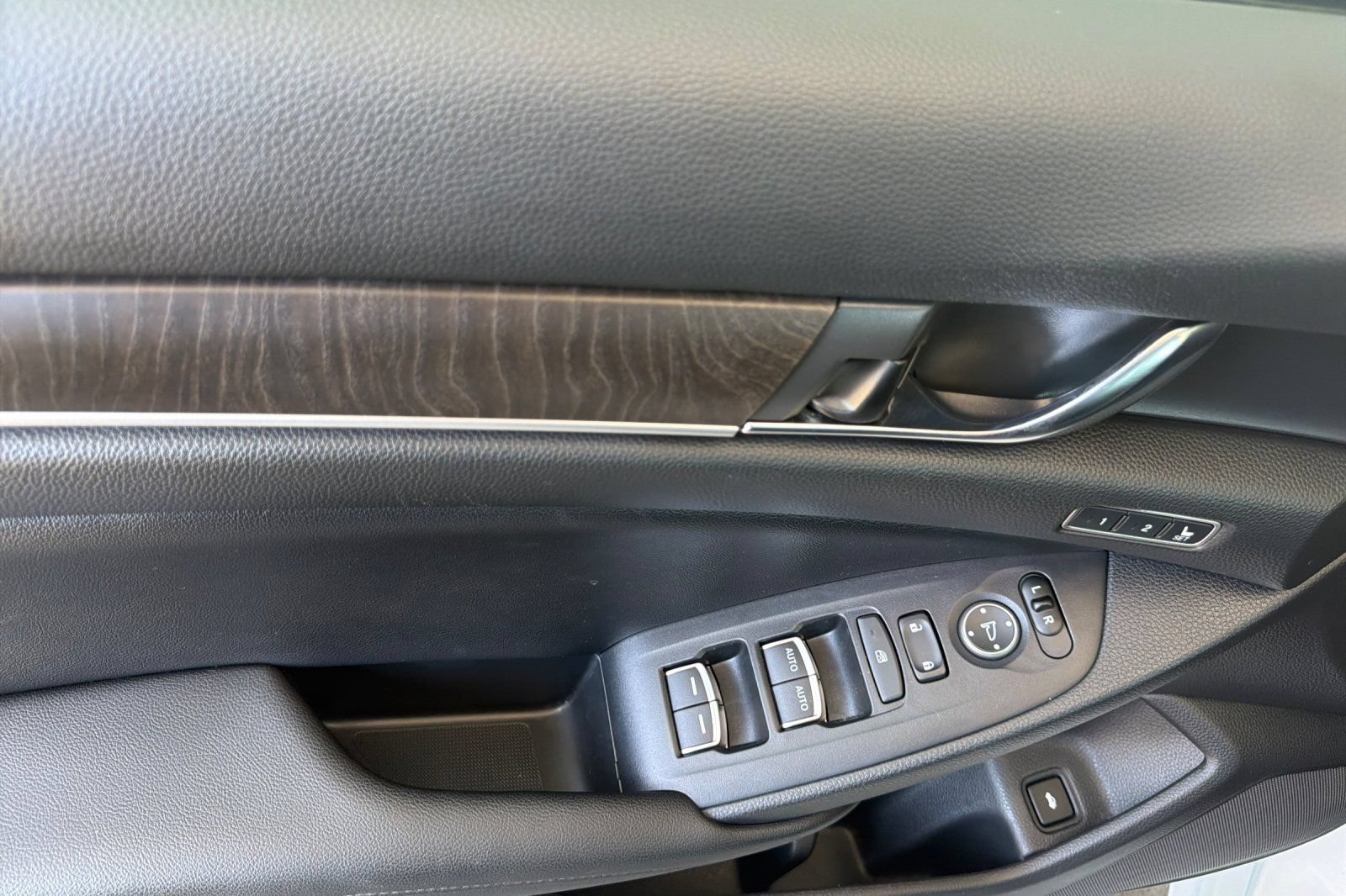 Used 2019 Honda Accord Touring image 16
