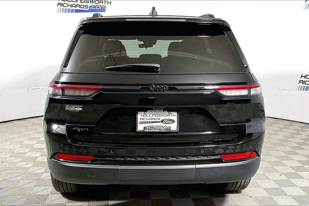Used 2025 Jeep Grand Cherokee Altitude AWD/4WD image 4