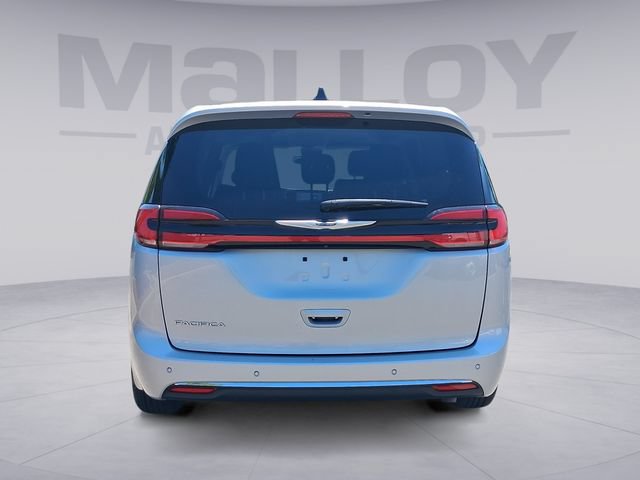 Used 2024 Chrysler Pacifica Touring-L FWD image 4
