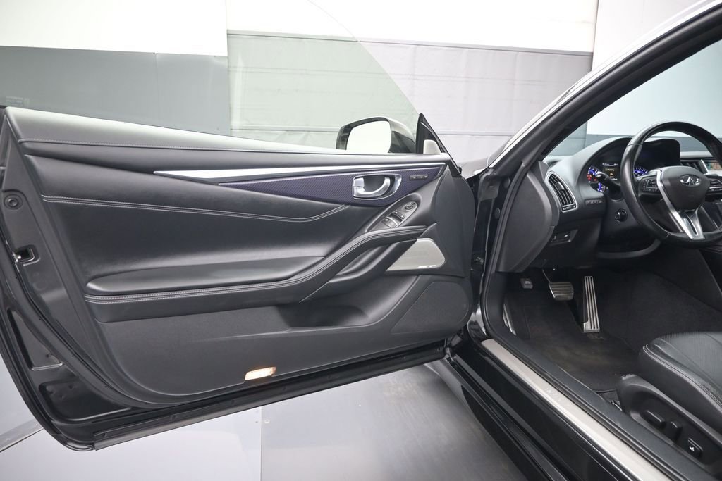 Used 2017 INFINITI Q60 Red Sport 400 RWD image 10