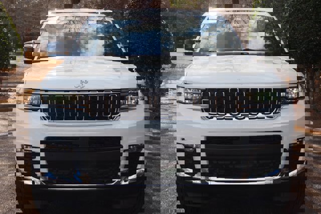 Used 2025 Jeep Grand Cherokee L Limited w/ Luxury Tech Group II image 8