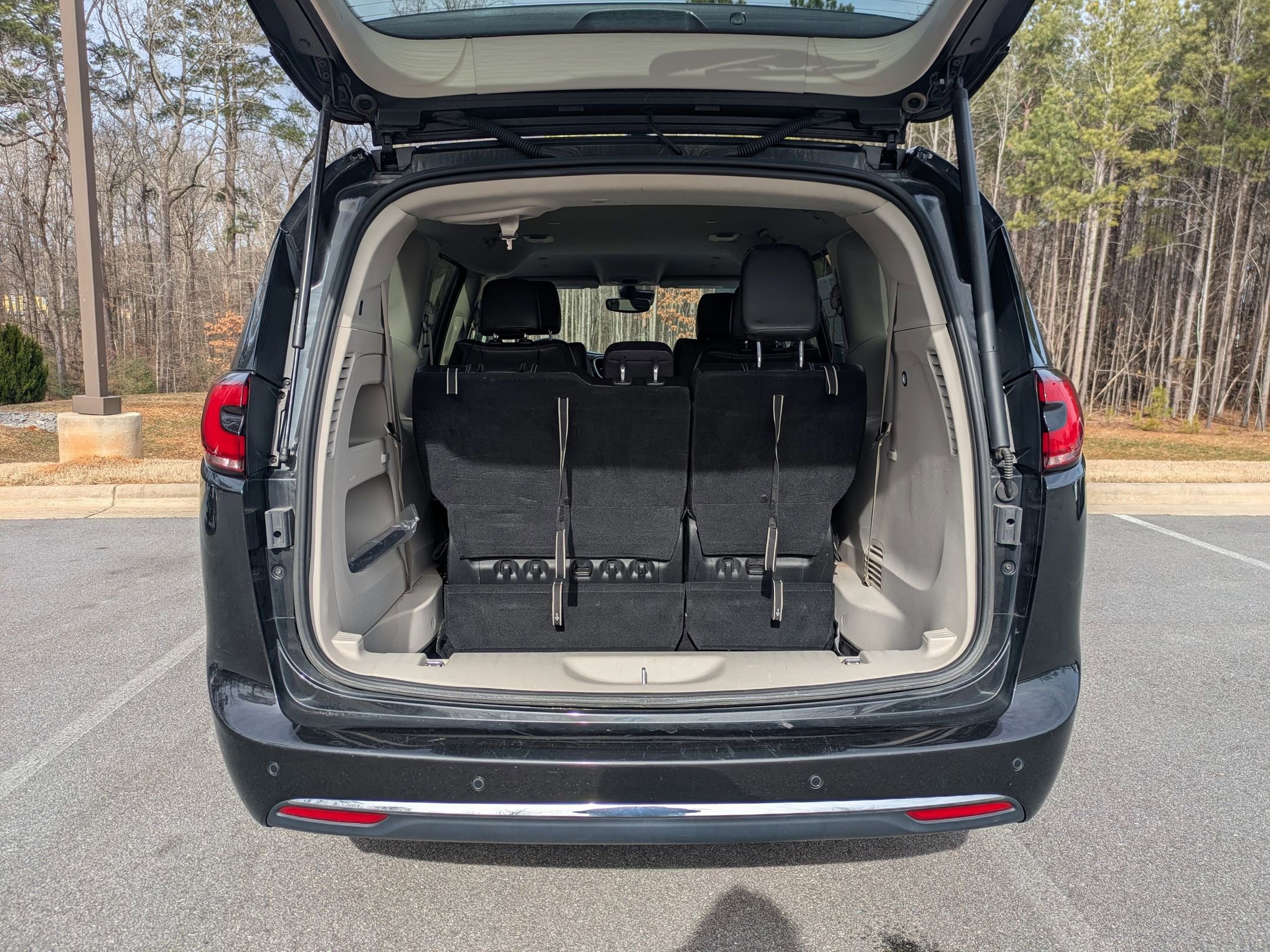 Used 2023 Chrysler Pacifica Touring-L image 28