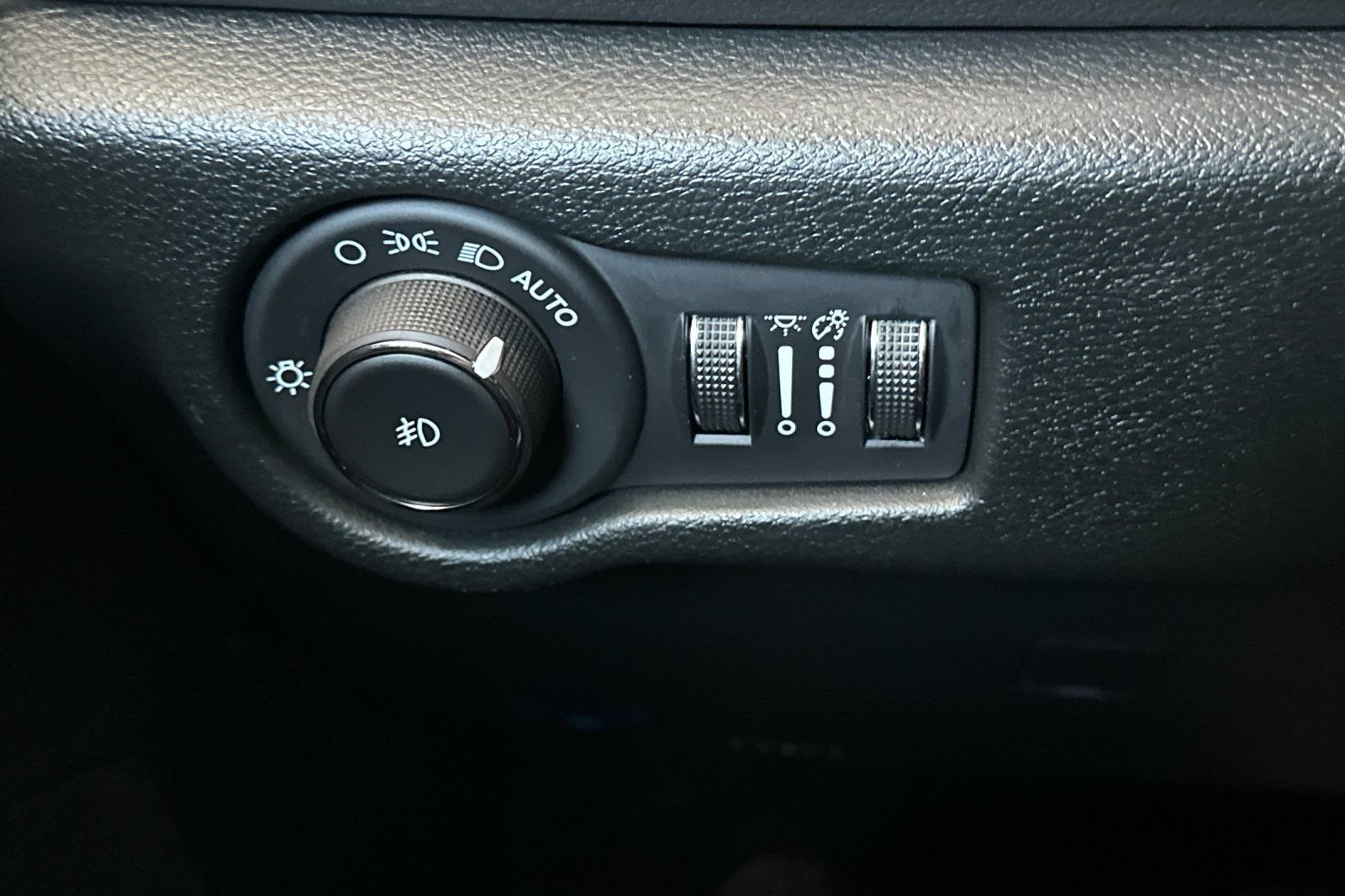 Used 2025 Chrysler Pacifica Select FWD image 30