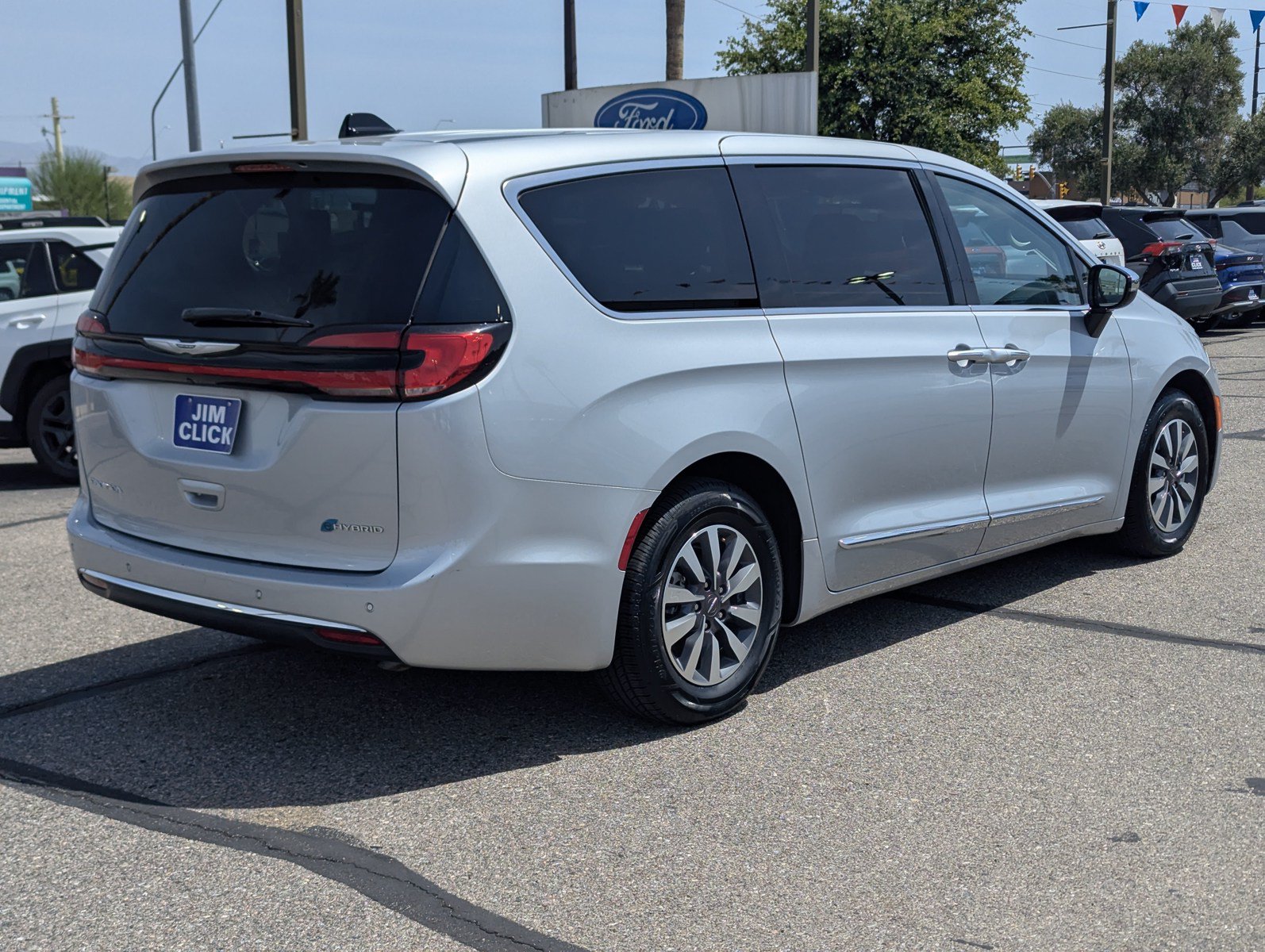 Used 2023 Chrysler Pacifica Limited FWD image 2