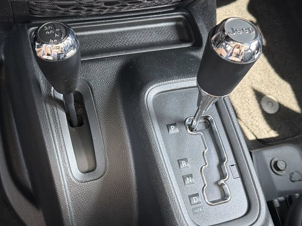 Used 2018 Jeep Wrangler Unlimited Sahara w/ Connectivity Group AWD/4WD image 16