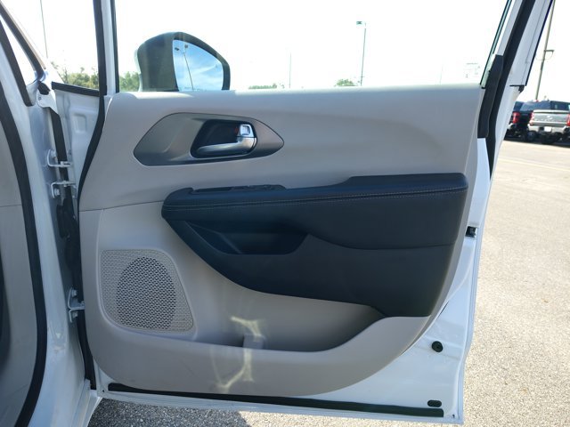 Used 2023 Chrysler Pacifica Touring-L FWD image 13
