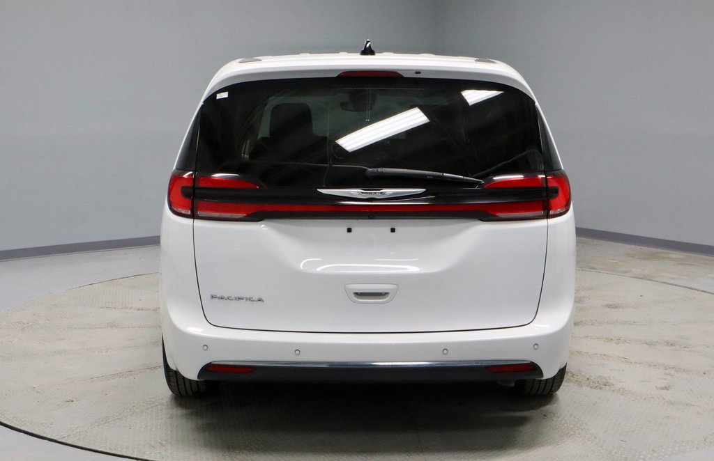 Used 2023 Chrysler Pacifica Touring-L image 4