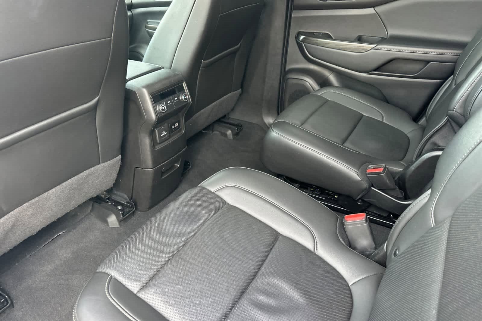 Used 2023 GMC Acadia SLT image 4