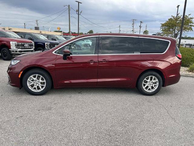 Used 2023 Chrysler Pacifica Touring-L FWD image 7