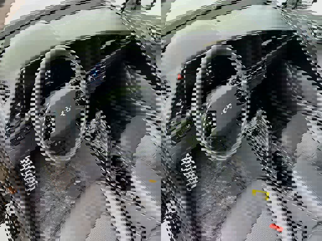 Used 2024 Kia Niro EX Touring image 9