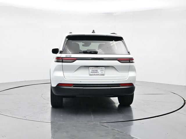 Used 2023 Jeep Grand Cherokee Altitude RWD image 8