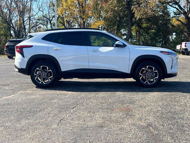 Used 2025 Chevrolet Trax LT w/ LT Convenience Package FWD image 13