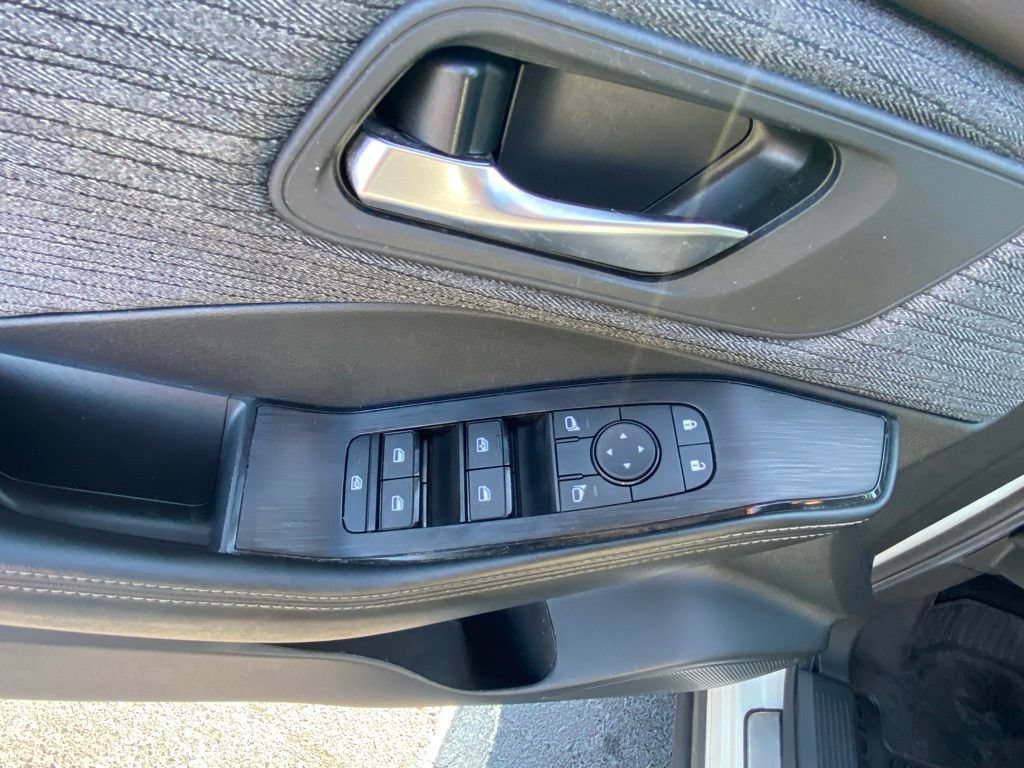 Used 2023 Nissan Rogue SV FWD image 11