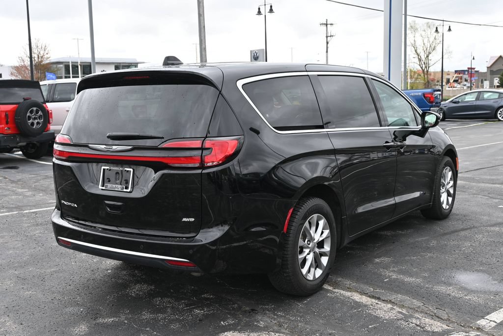 Used 2024 Chrysler Pacifica Touring-L AWD/4WD image 9