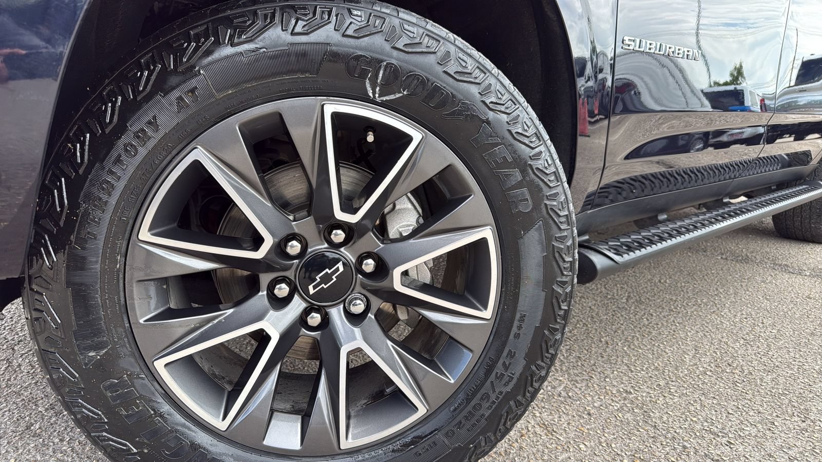 Used 2023 Chevrolet Suburban Z71 w/ Luxury Package AWD/4WD image 30