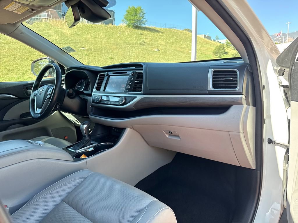 Used 2018 Toyota Highlander Limited Platinum AWD/4WD image 32