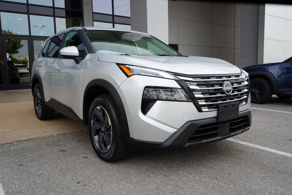 Used 2025 Nissan Rogue SV FWD image 2