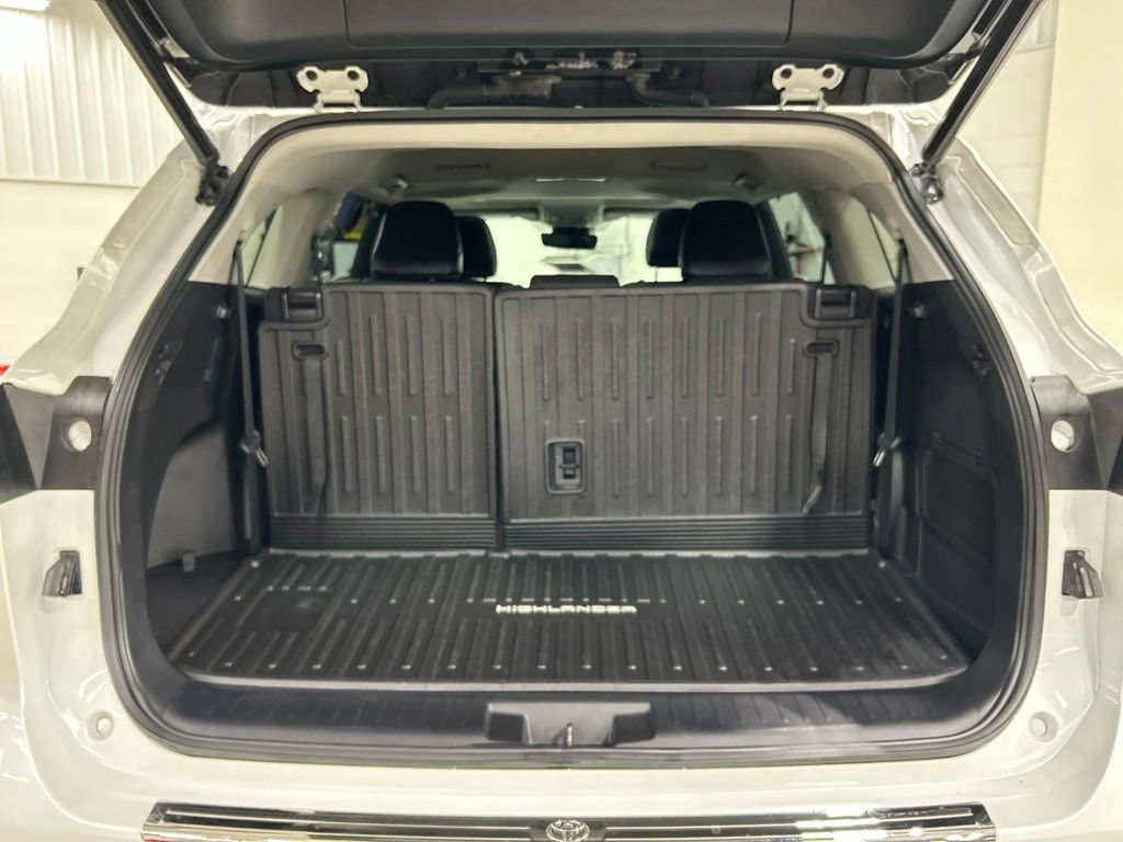 Used 2022 Toyota Highlander XLE AWD/4WD image 30
