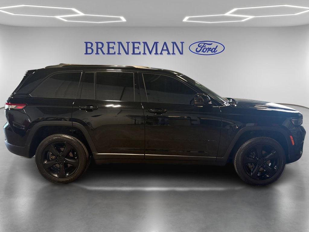 Used 2023 Jeep Grand Cherokee Altitude AWD/4WD image 4