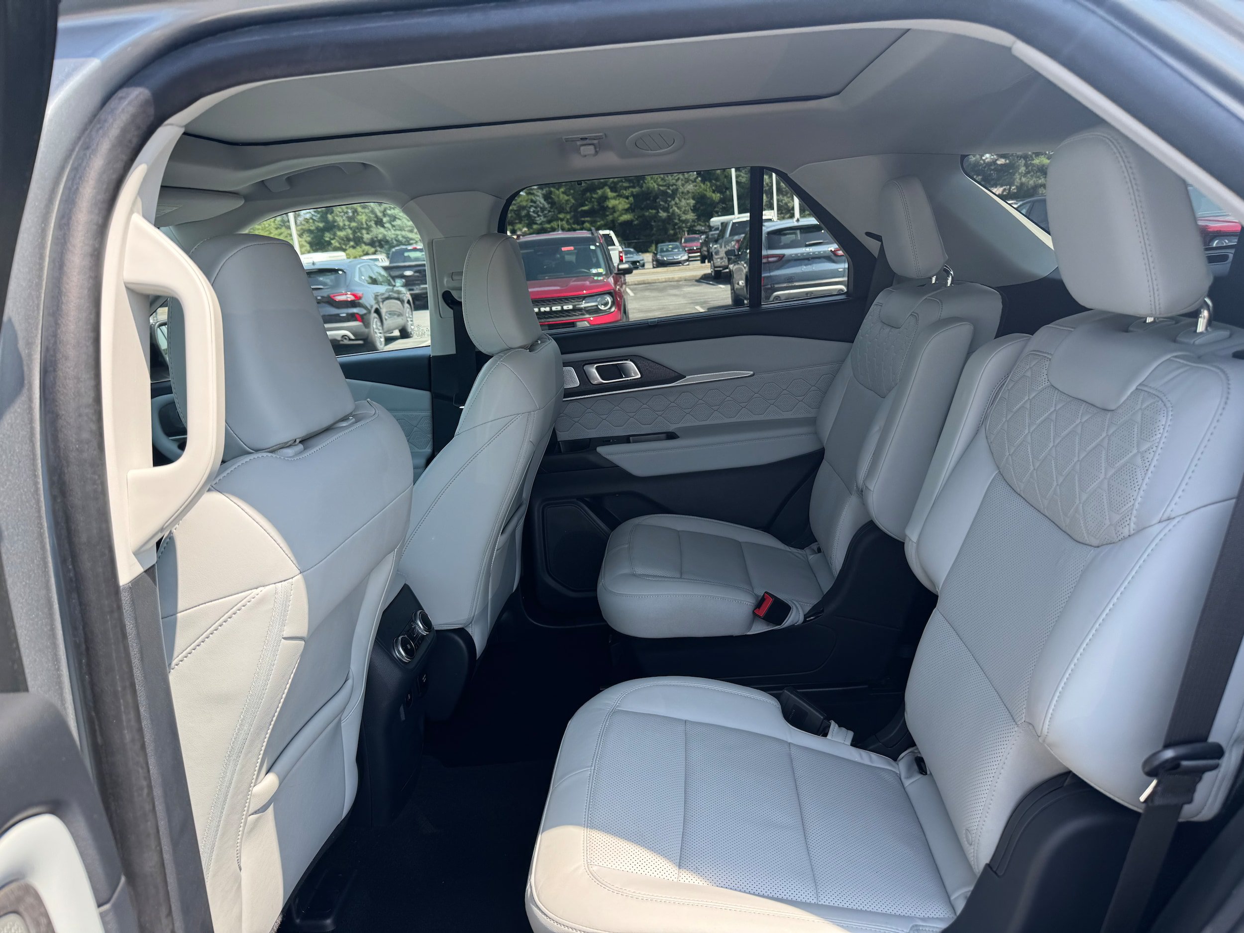 Certified 2025 Ford Explorer Platinum w/ Ultimate Package AWD/4WD image 9