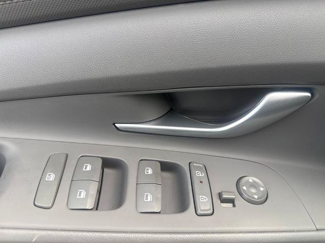 Used 2024 Hyundai Elantra SE FWD image 19