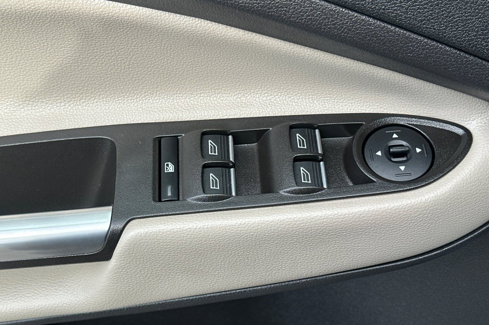 Certified 2019 Ford Escape SEL FWD image 11