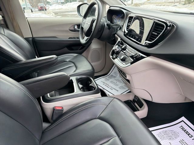 Used 2023 Chrysler Pacifica Touring-L FWD image 43