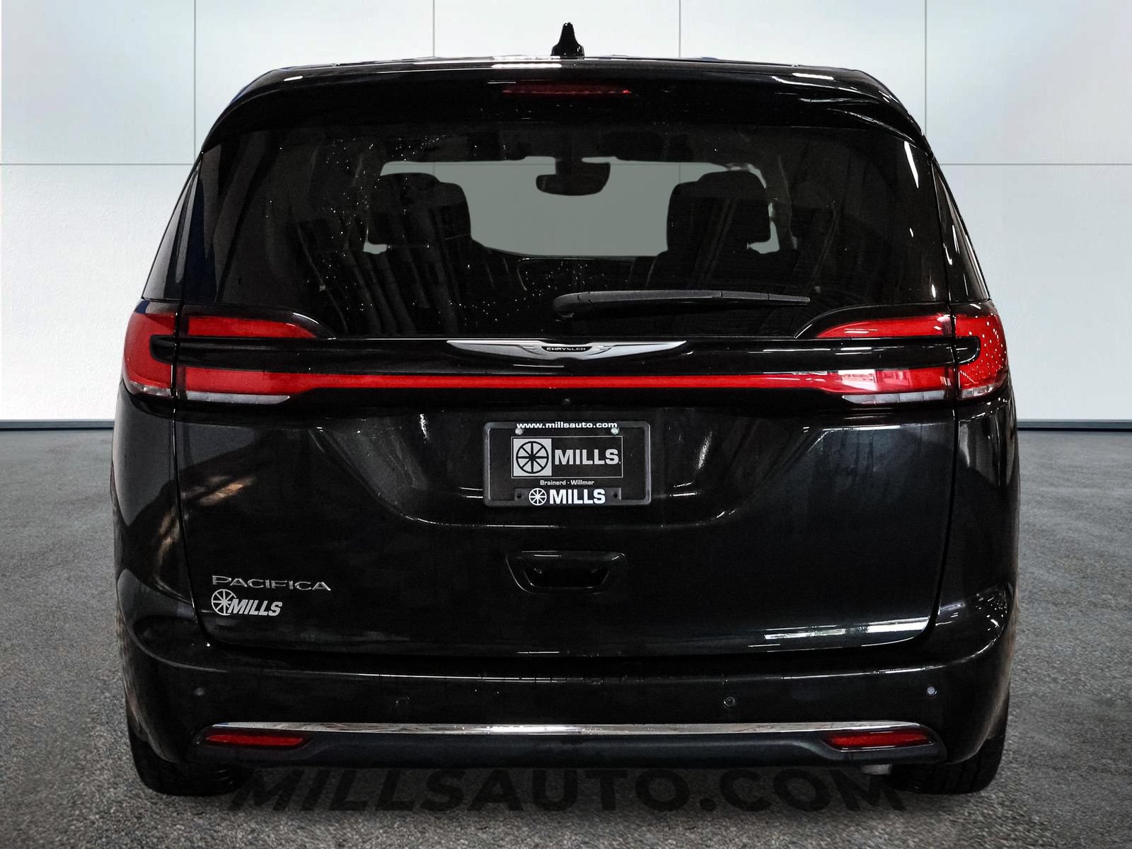 Used 2023 Chrysler Pacifica Touring-L FWD image 6
