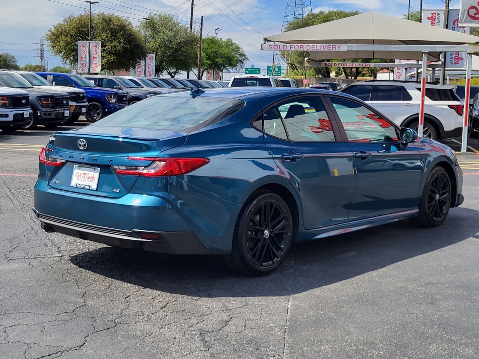 Used 2025 Toyota Camry SE image 3
