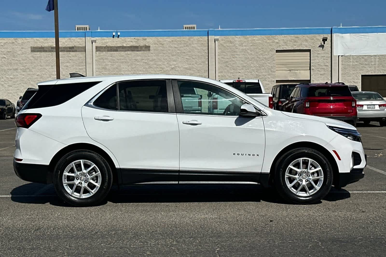 Used 2023 Chevrolet Equinox LT w/ Driver Convenience Package FWD image 9