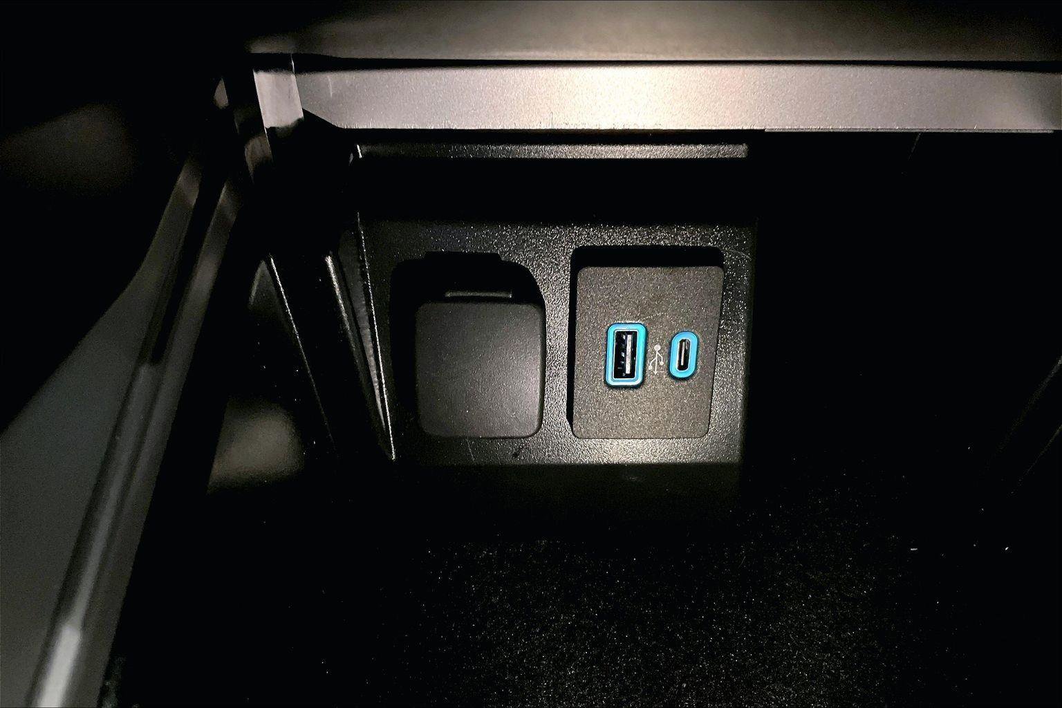 Certified 2023 Ford Explorer Limited w/ Limited Technology Package image 32