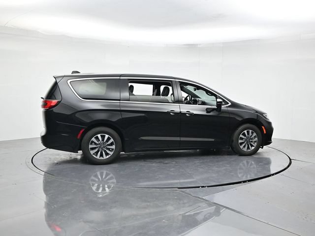 Used 2025 Chrysler Pacifica Select FWD image 2